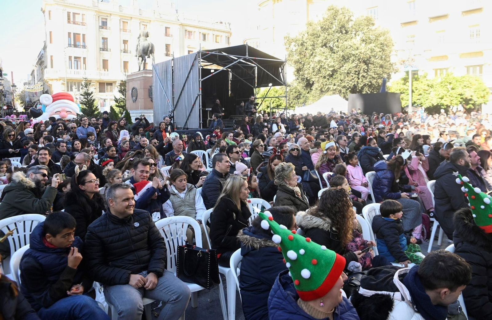 Los niños de Córdoba despiden 2024 con una fiesta infantil y campanadas en las Tendillas, en imágenes