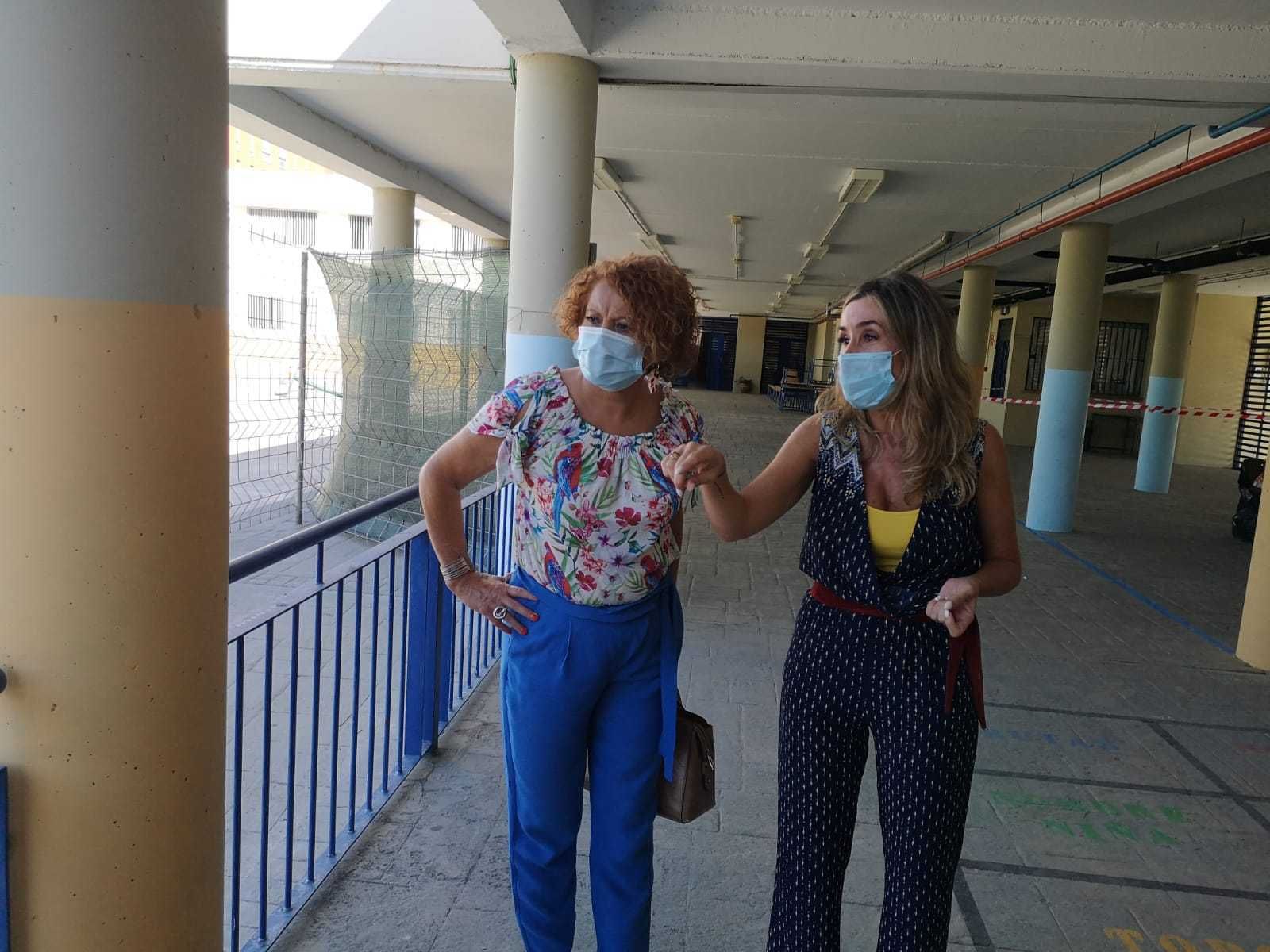 La delegada de Igualdad, Educación, Participación Ciudadana y Coordinación de Distritos, Adela Castaño, durante una visita.