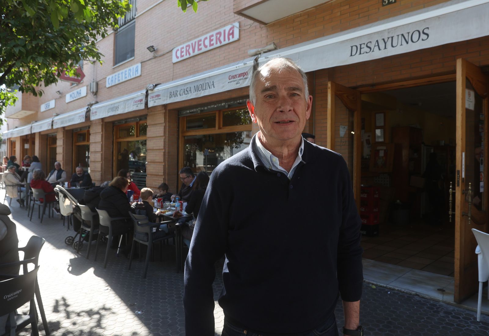 Ángel Molina, este domingo delante del negocio que ha regentado durante varias décadas.