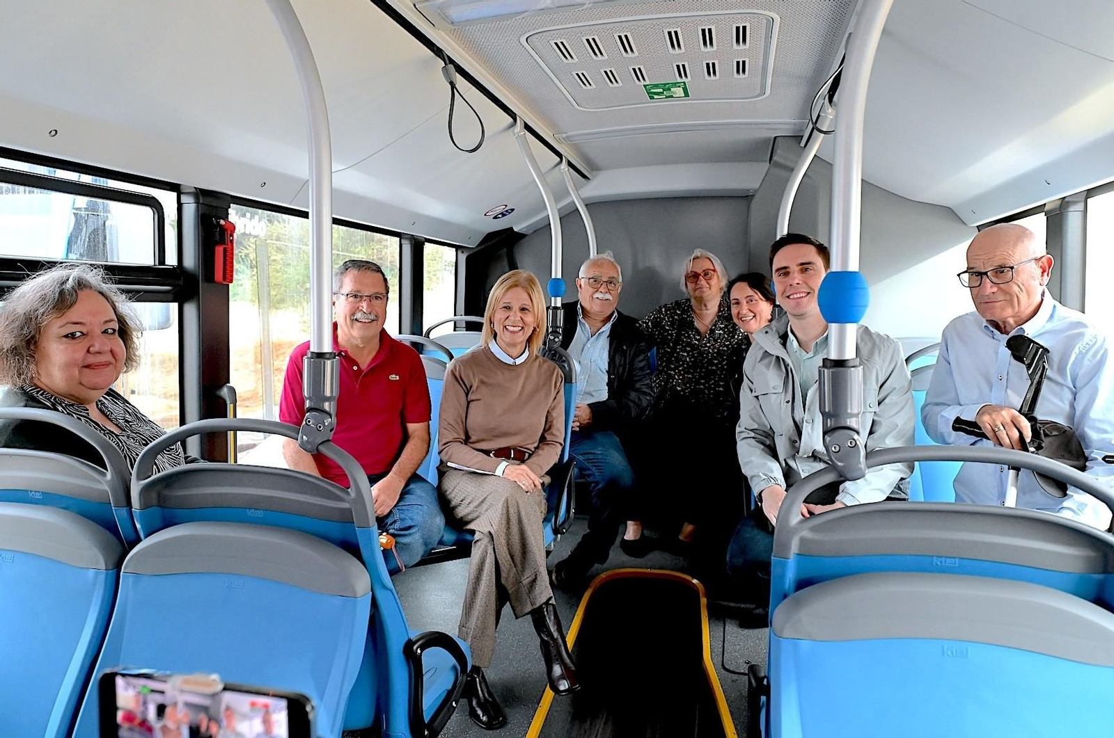 La alcaldesa, María José García-Pelayo, se monta en los autobuses nuevos junto a los miembros que conforman el Comité Ciudadano de Transporte y Movilidad, Jaime Espinar y Nela García.