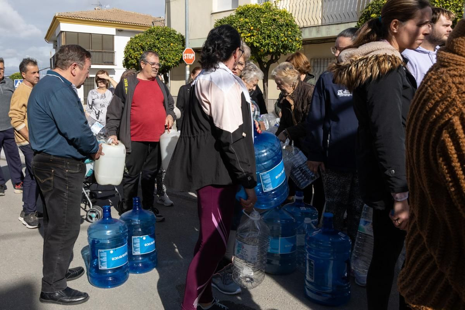 Reparten agua en Mote Lope Alvárez tras prohibir su consumo por presencia de bromato