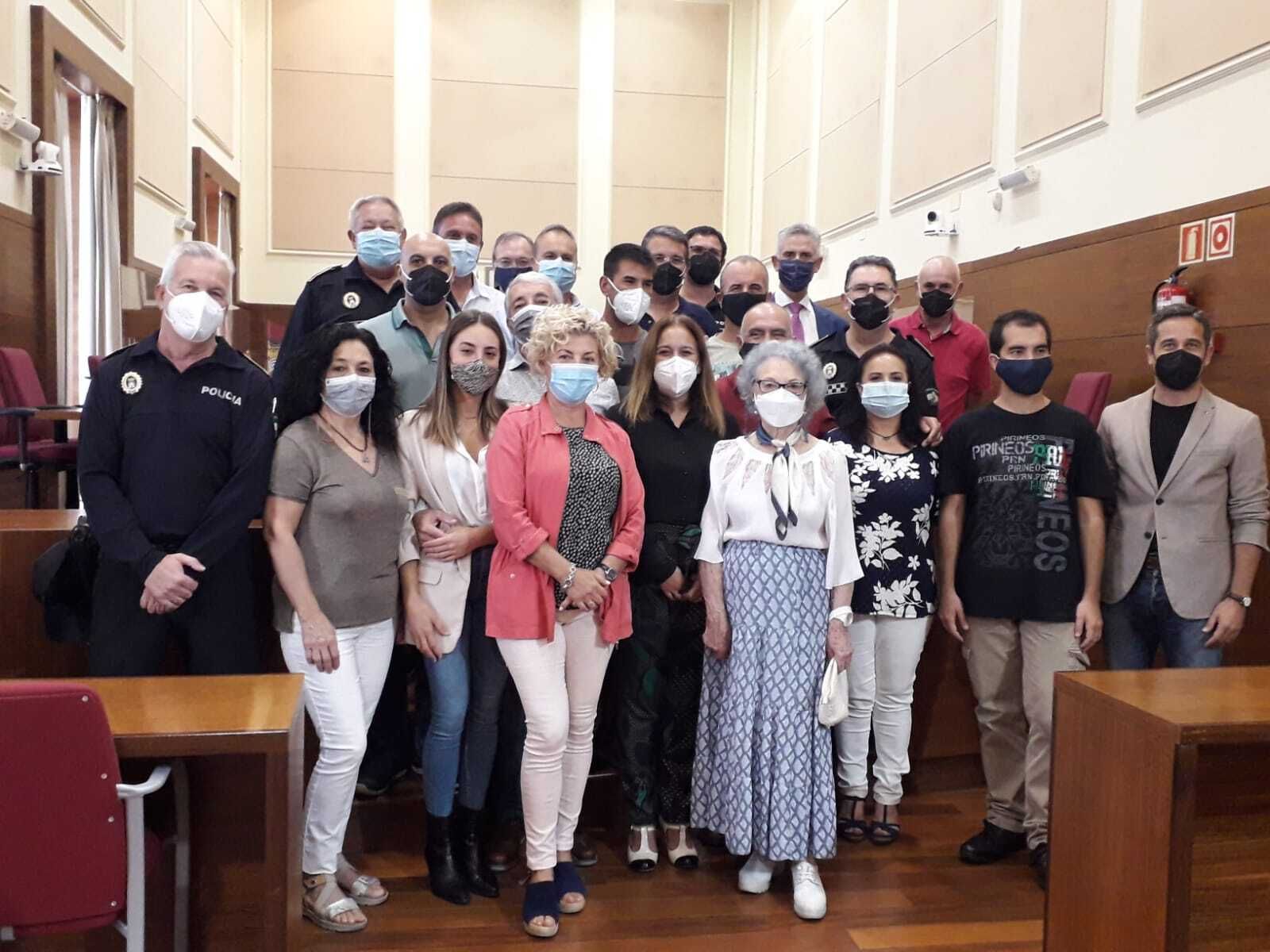 Los policías que se retiran posan en el Salón de Plenos junto a responsables municipales, compañeros y familiares.