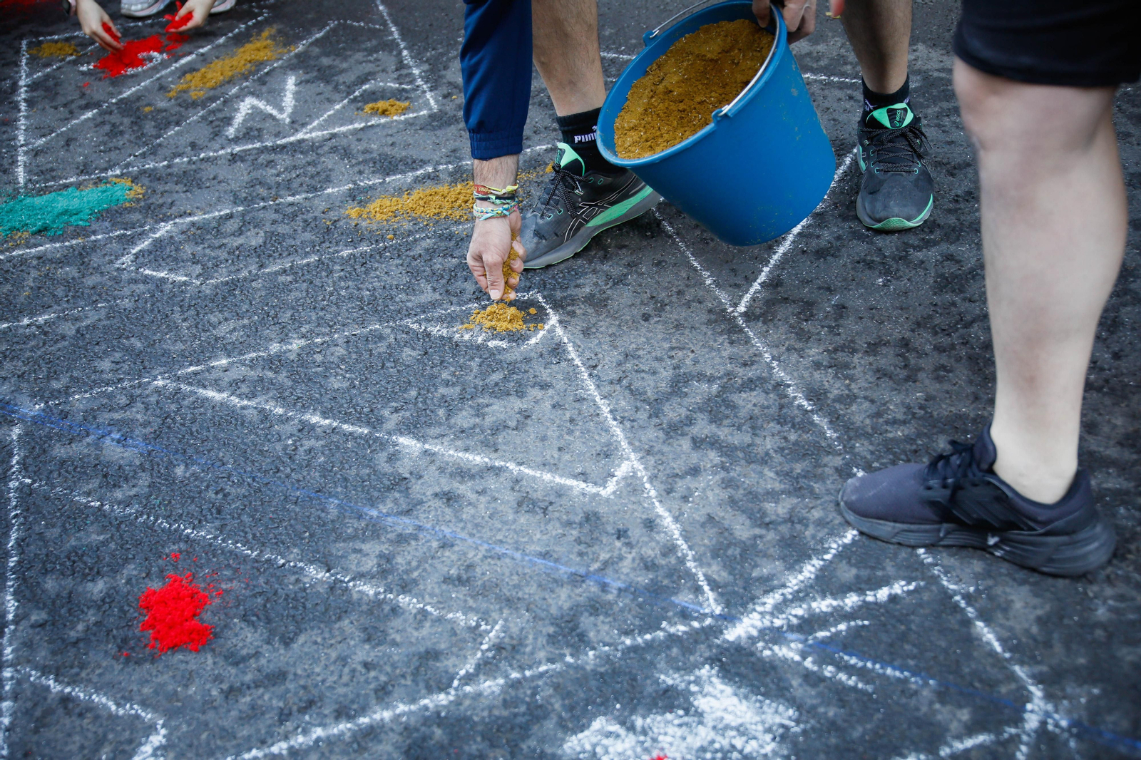 Así es la alfombra de serrín de 60 metros en el Paseo de Almería, en imágenes.
