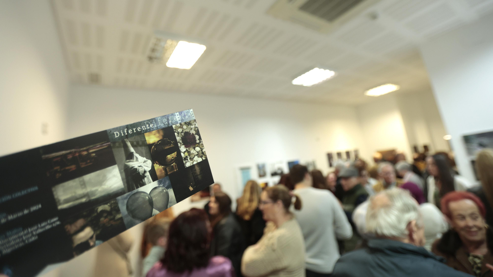 Inauguración exposición fotográfica colectiva "Diferente"