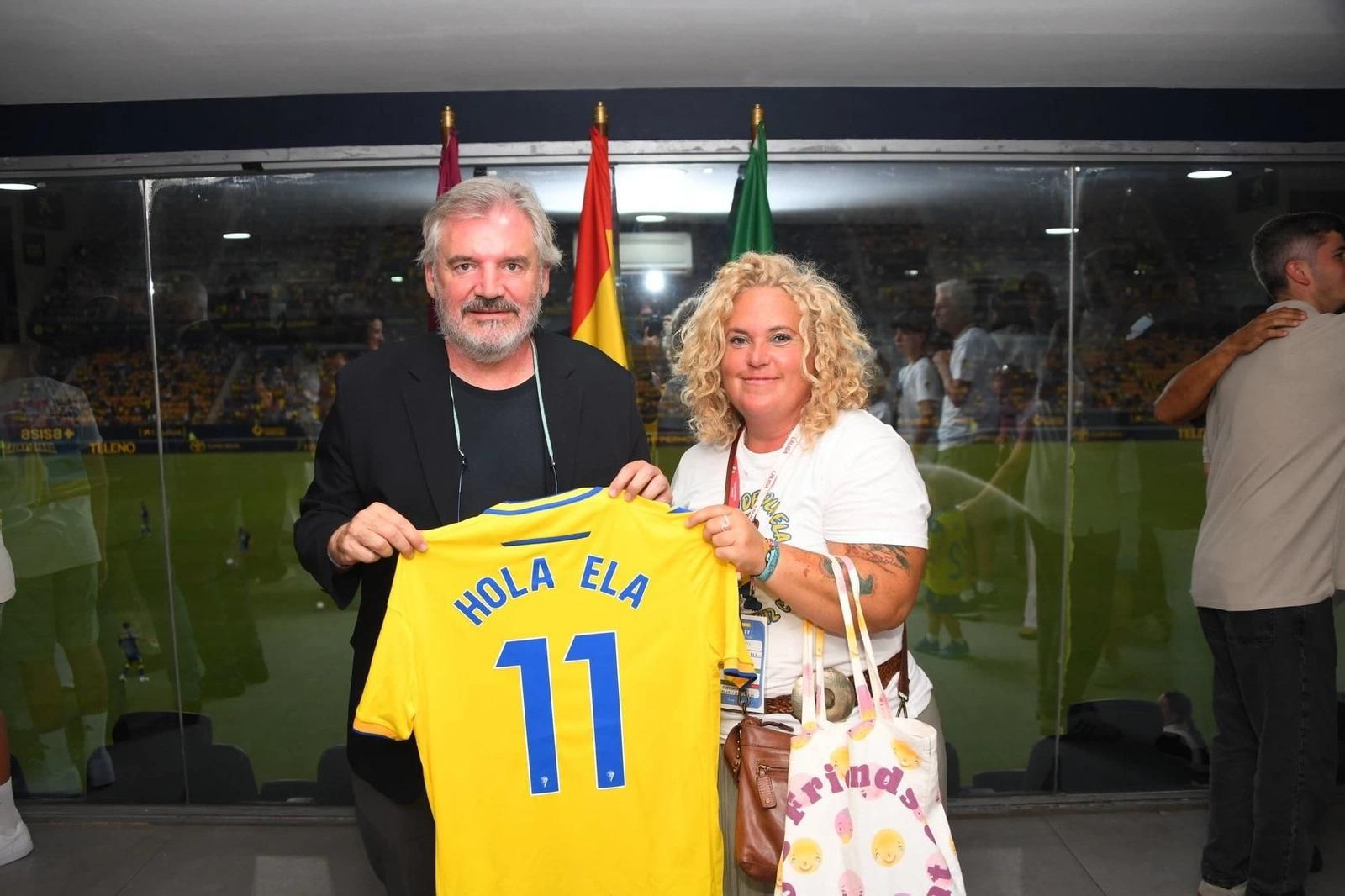 Vizcaíno hizo entrega de una camiseta a la asociación Hola ELA.