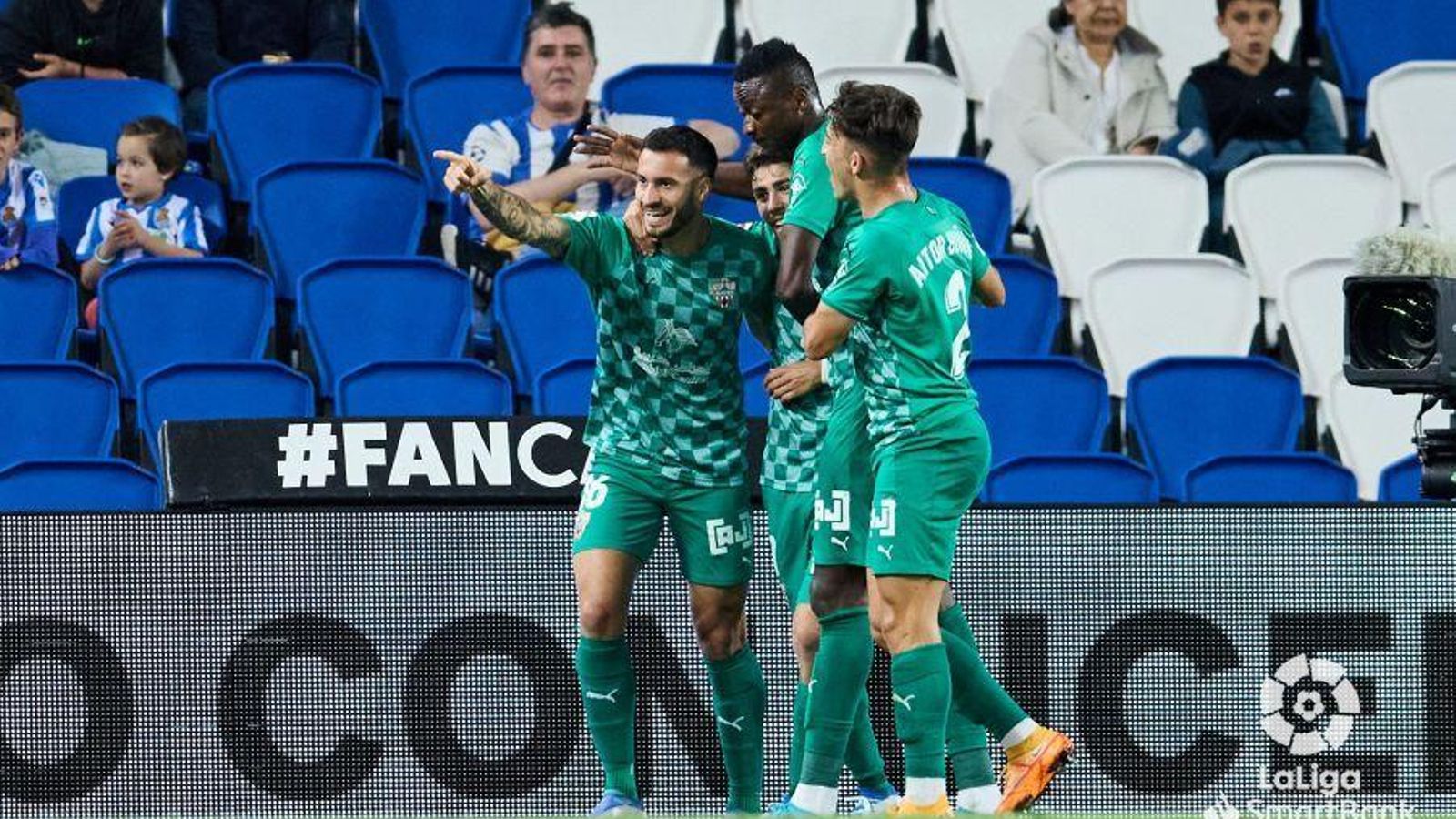 Lazo celebra su gol con Pozo, Sadiq y Buñuel.