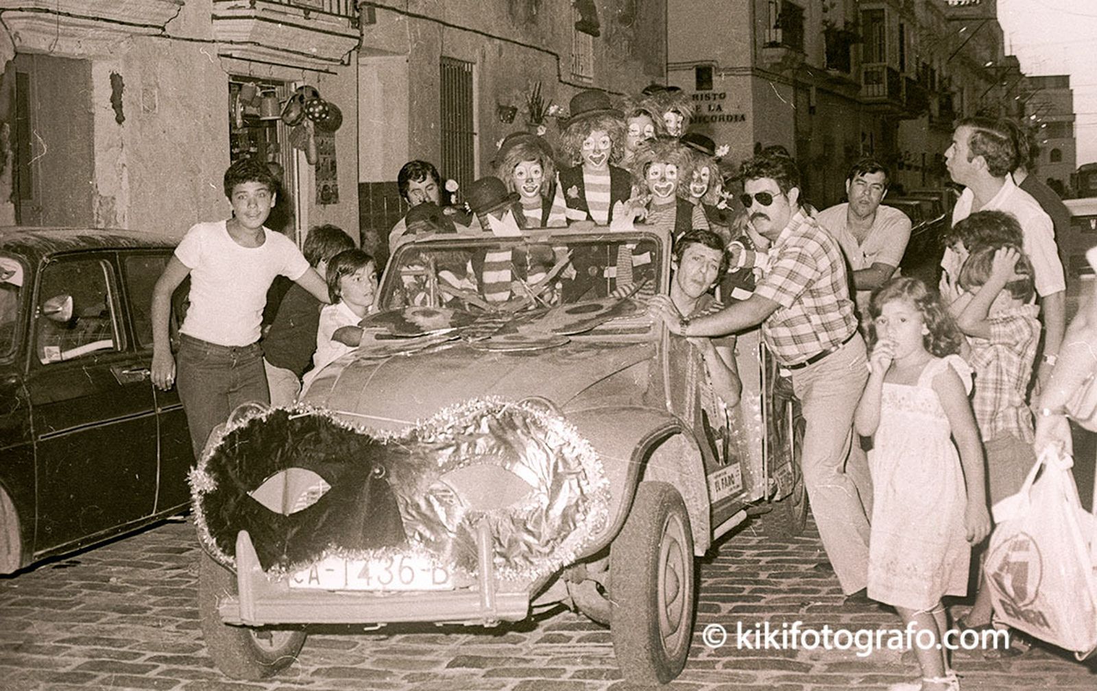 Los niños del coro infantil de la Salle Viña enfundados en el tipo de 'Entre pitos y flautas'