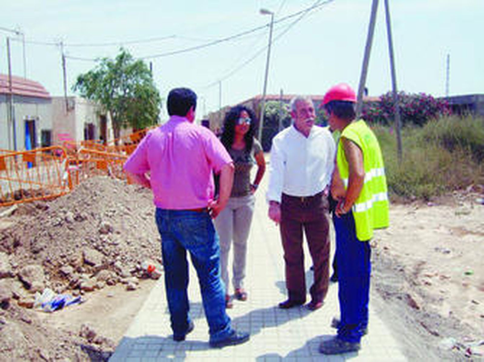 El delegado de Vivienda, Luis Caparrós, visitó el barrio tras rubricar el convenio con Juan Enciso.