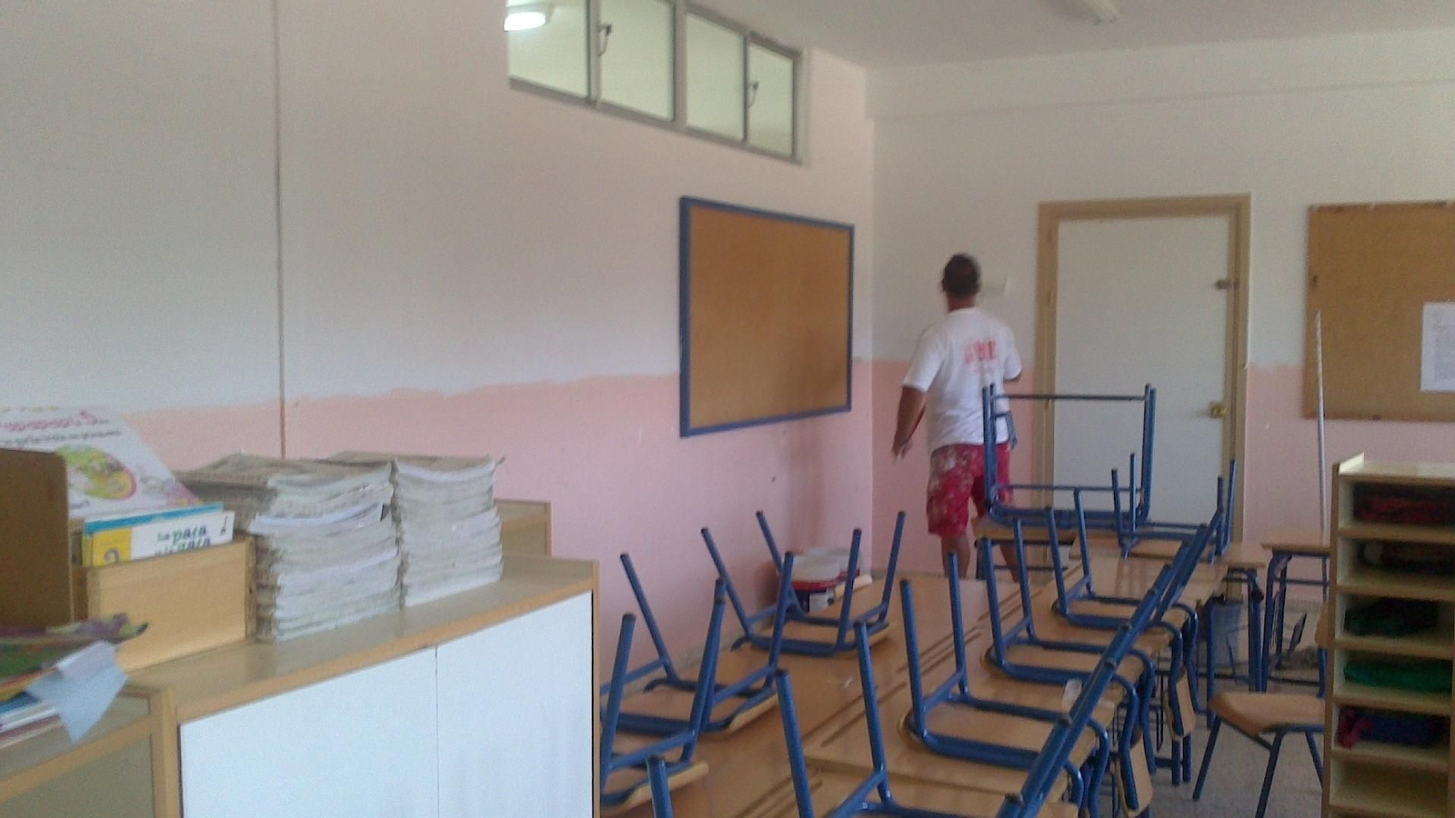 Trabajos de pintura en un colegio, en una imagen de archivo.
