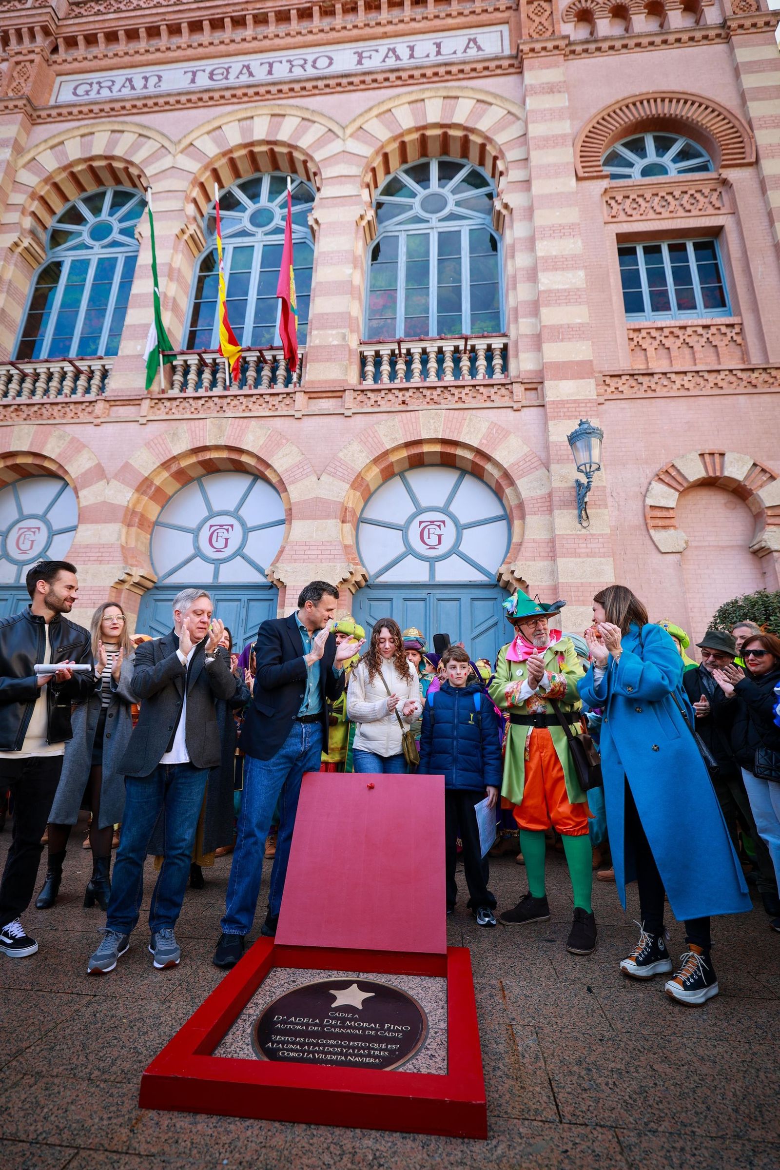 Las imágenes del descubrimiento de la estrella de Adela del Moran el Paseo de la Fama del Carnaval de Cádiz