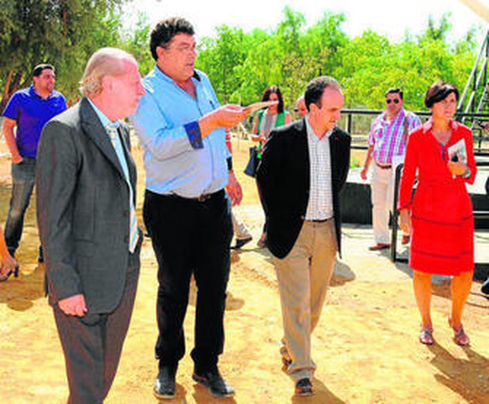 El presidente de la Diputación, el alcalde de Lantejuela y el consejero de Turismo en su visita a La Laguna del Gobierno.