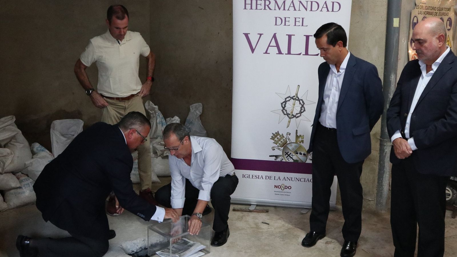 Acto de colocación de la primera piedra en el interior del inmueble