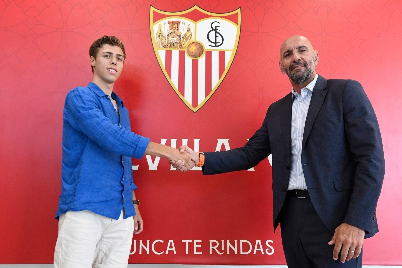 Juancho Villegas posa junto a Monchi.