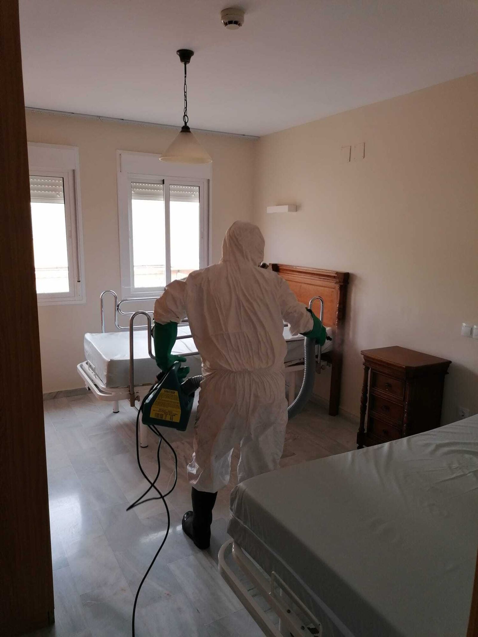 Otro momento de la desinfección en residencias de mayores de Sevilla.