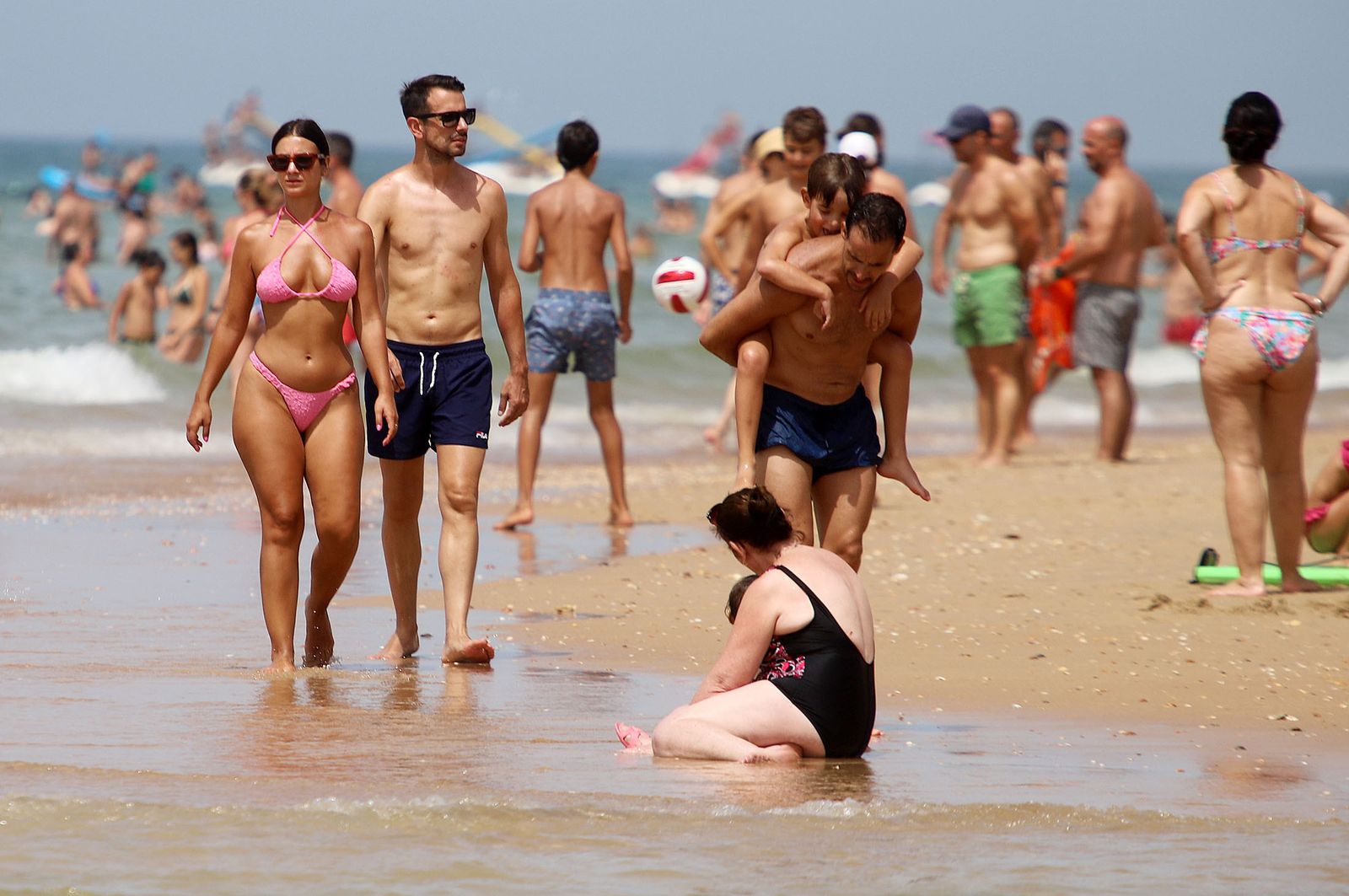 Imágenes del caluroso fin de semana en las playas de Huelva