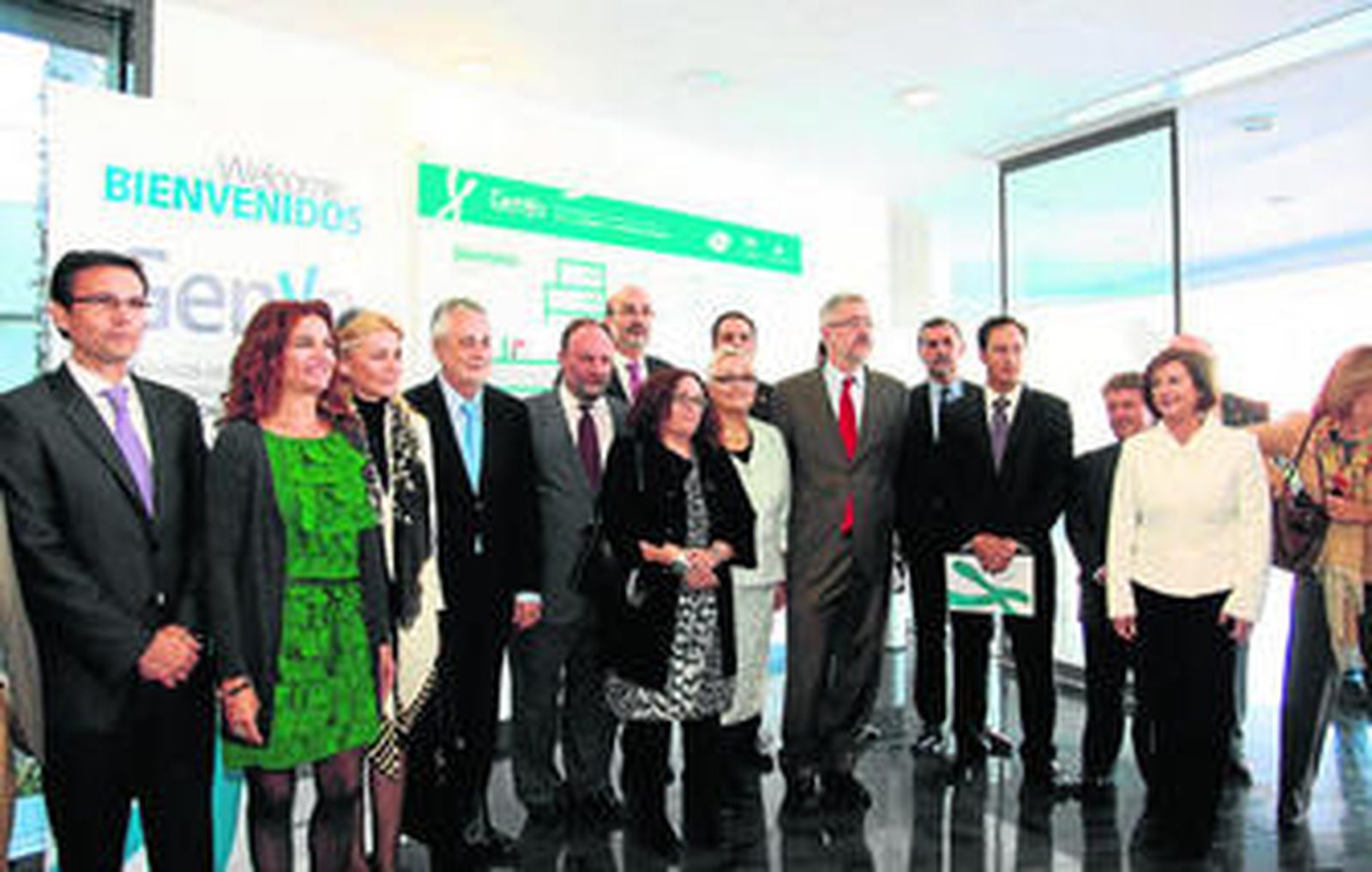 Griñán, ayer, flanqueado por el rector de la Universidad de Granada, los consejeros Ávila y Montero y representantes de Pfizer, entre otros.