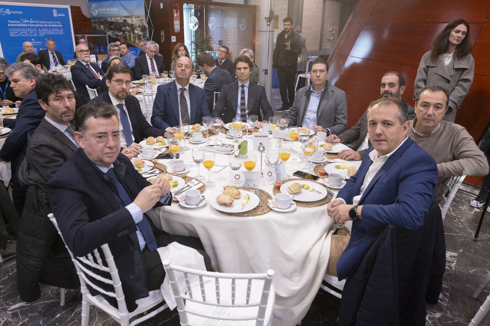 Imágenes del desayuno-coloquio con Jorge Paradela en el Foro Joly Andalucía celebrado en Huelva