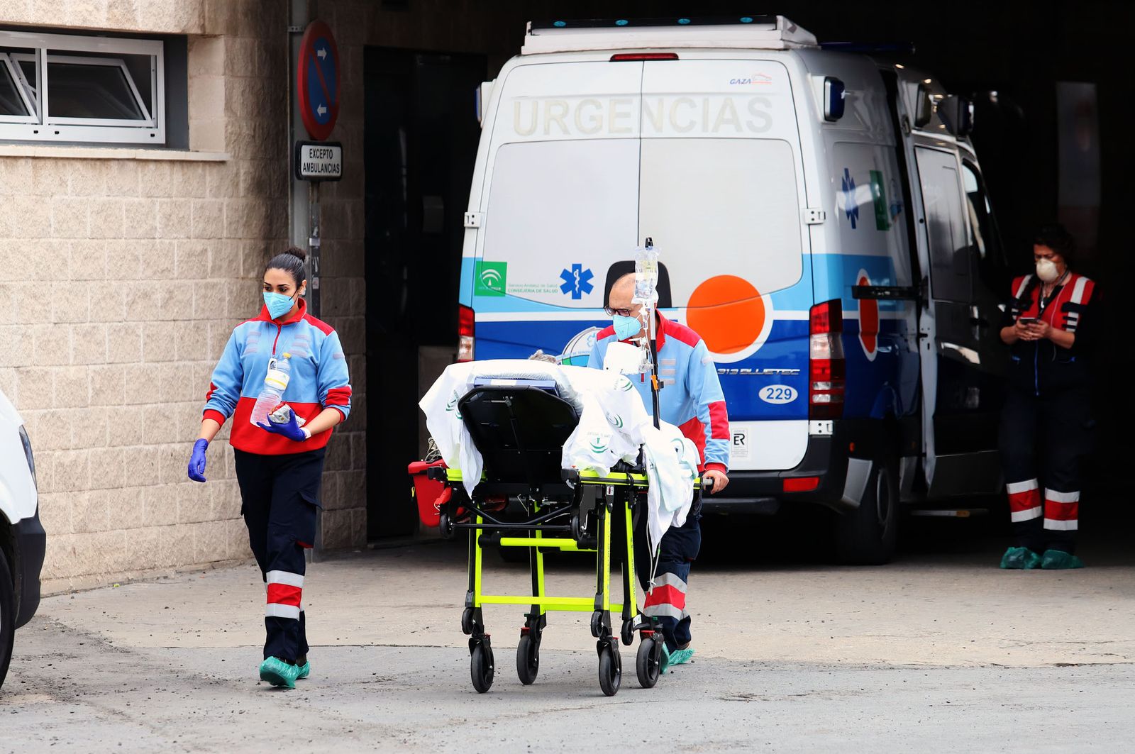Sanitarios en las inmediaciones del hospital Juan Ramón Jiménez.