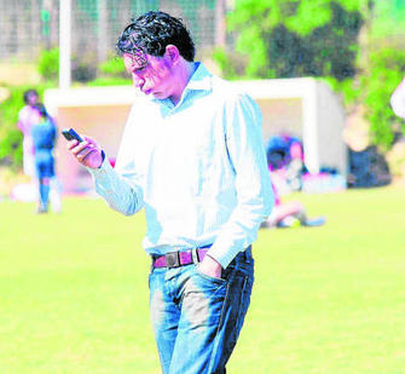 David García Buitrago, pendiente de su teléfono móvil.