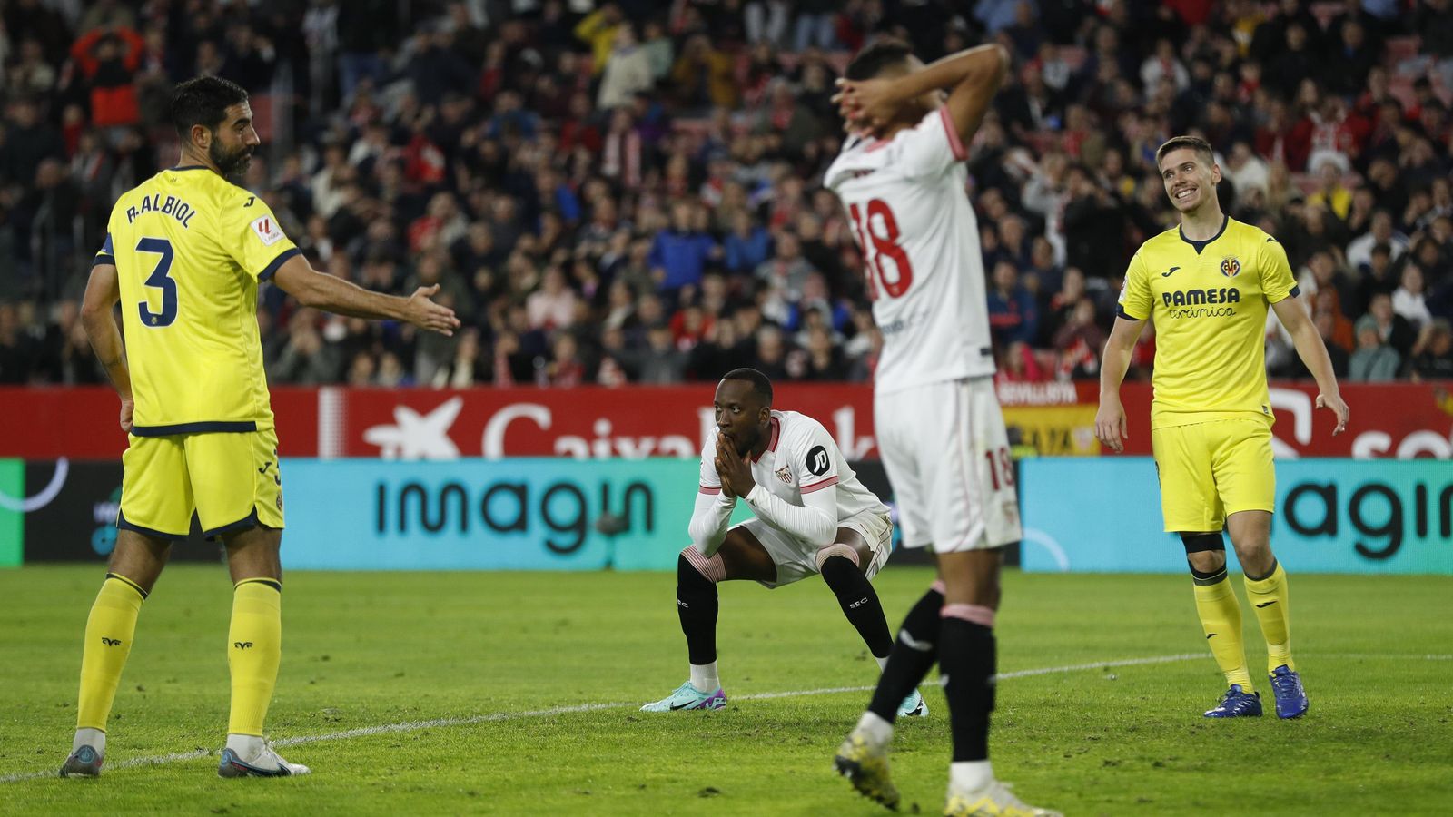 Sow y Lukébakio se lamentan tras una de las múltiples e inocuas llegadas del Sevilla.