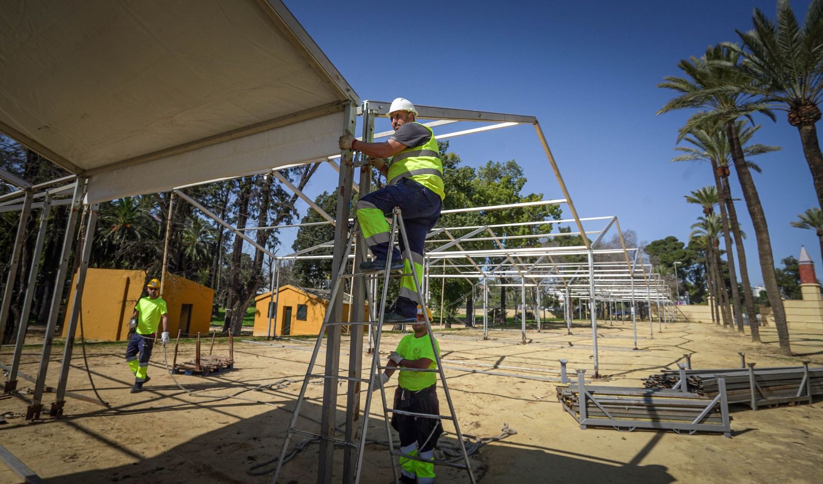 Ya ha empezado el montaje de casetas y reposición del albero en el Hontoria