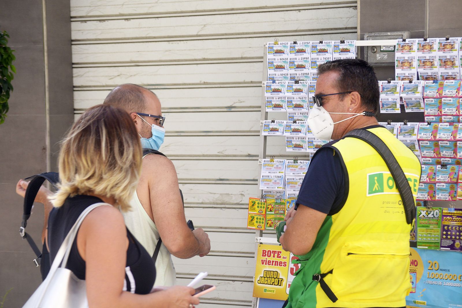 Imágenes del primer día de obligatoriedad de las mascarillas en La Linea.