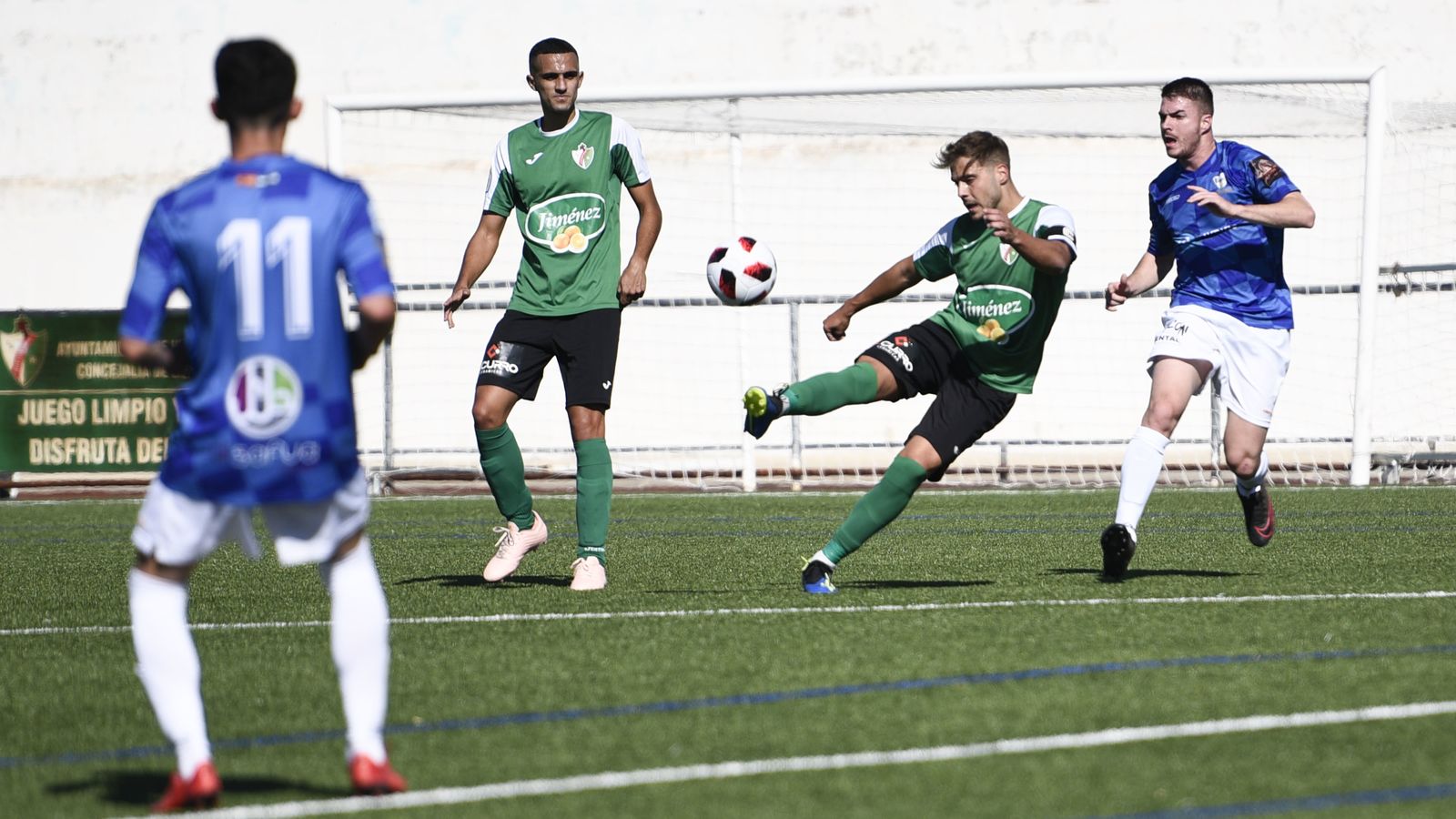 Un jugador del Huétor Vega golpea el cuero con su pierna derecha.