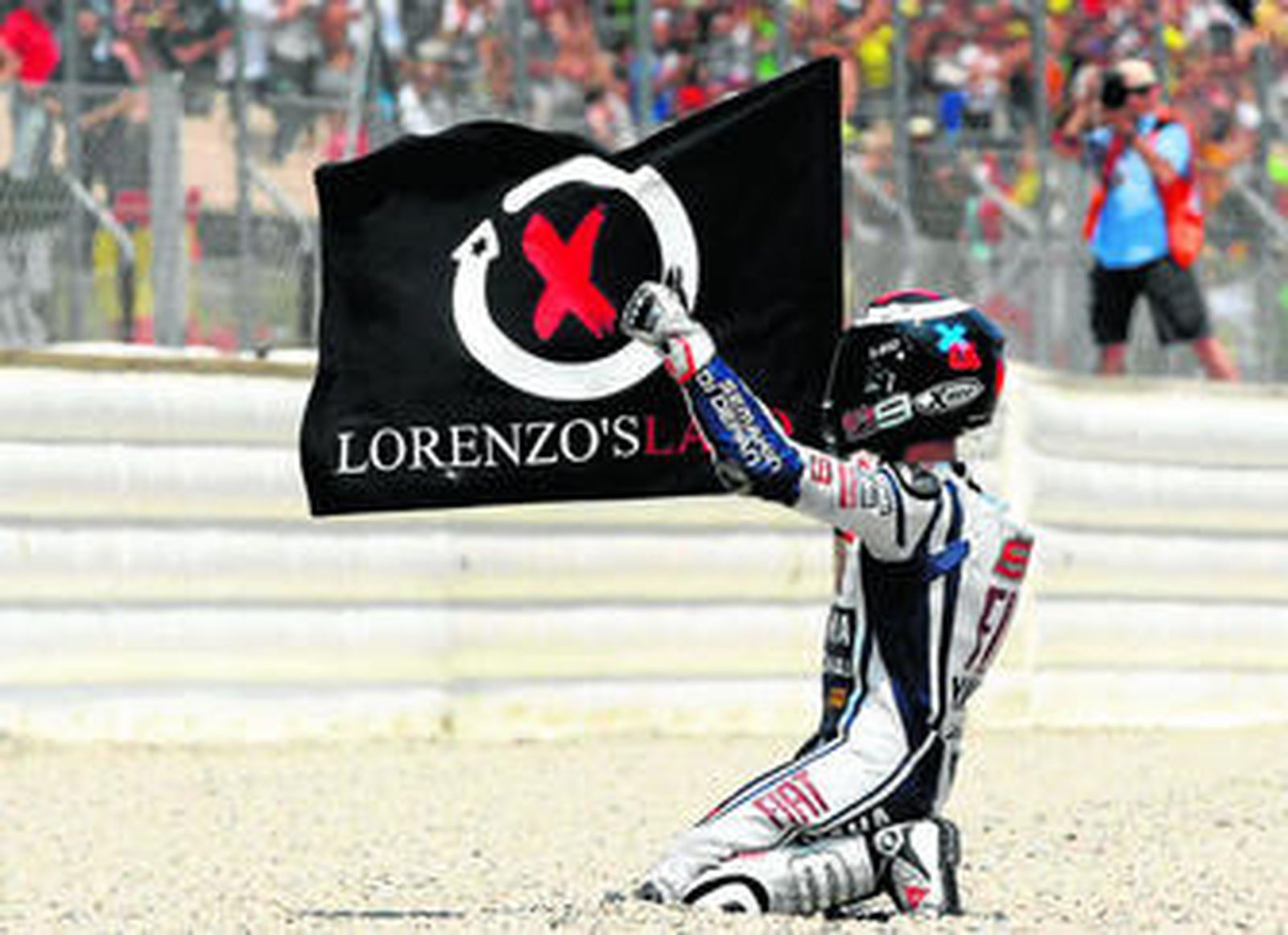Lorenzo celebra con el público la victoria conseguida en el circuito de Montmeló.