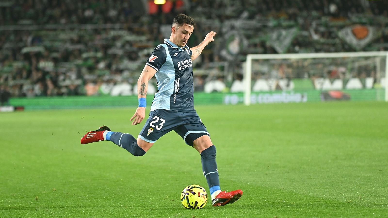 Carracedo saca un centro en el Racing de Santander-Córdoba CF.