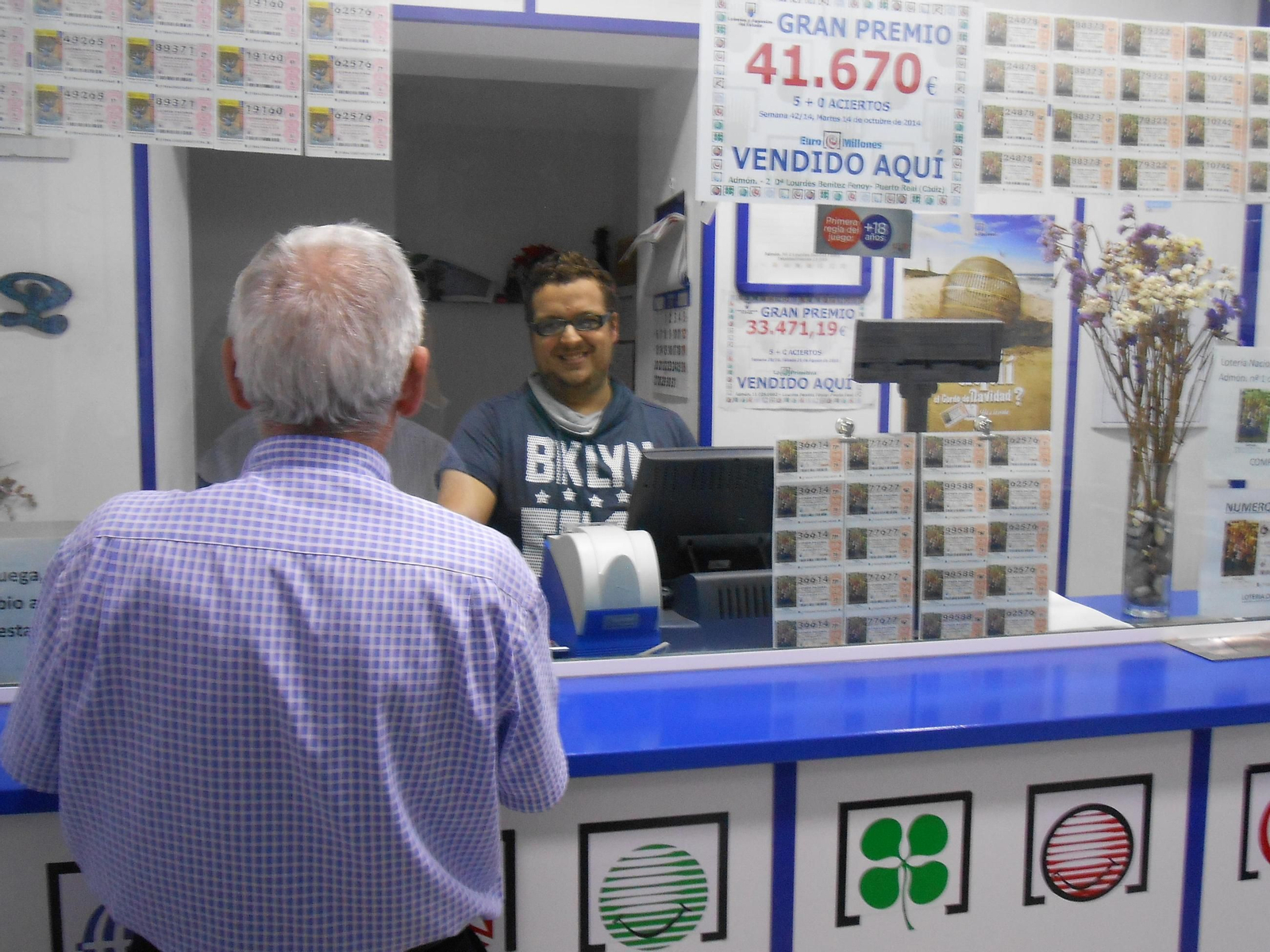 Un cliente de la administración comprueba el resultado ganador, en una imagen de archivo.