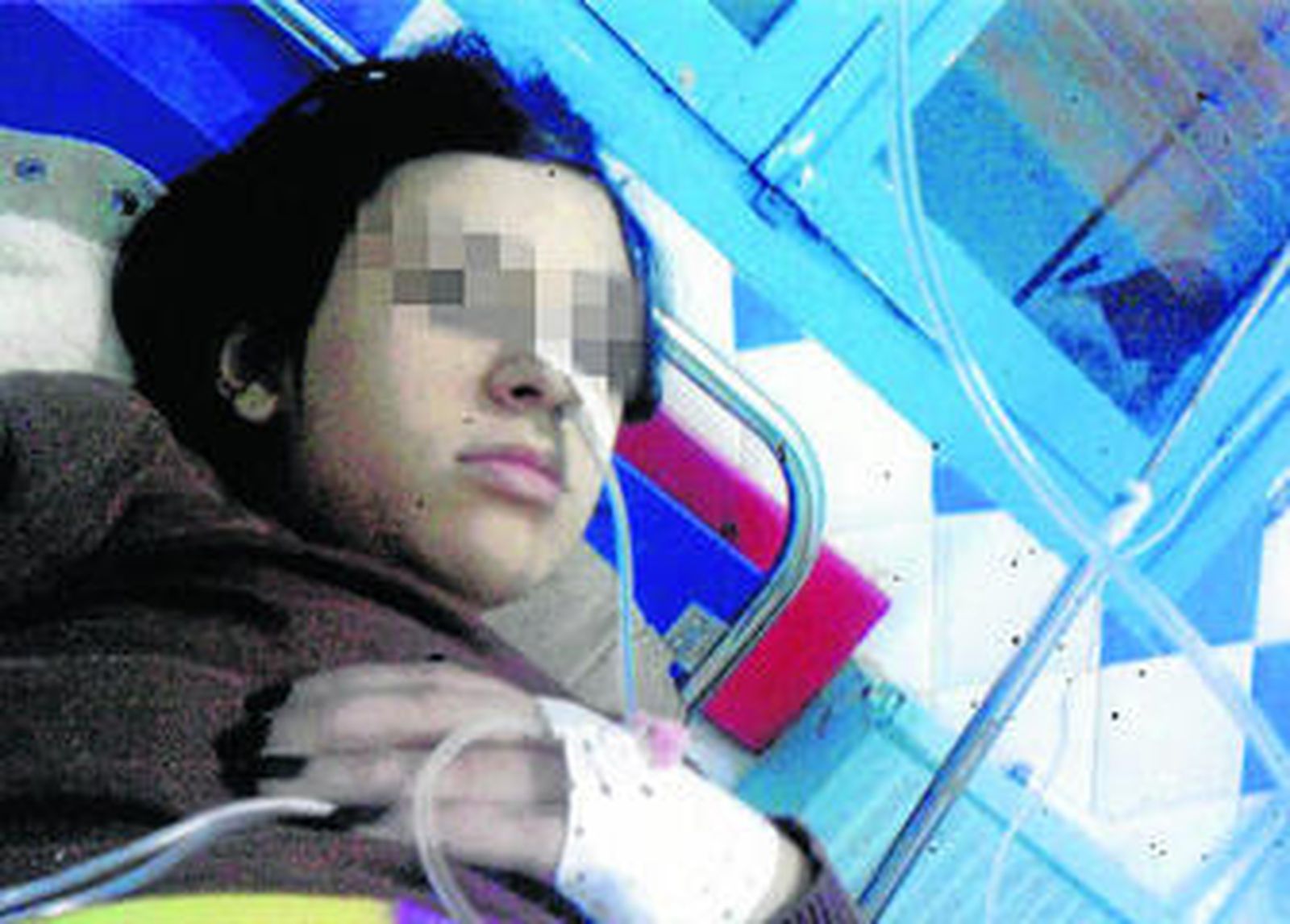 La menor marroquí, Safae, en el hospital Mohamed V de Tánger tras su intento de suicidio.