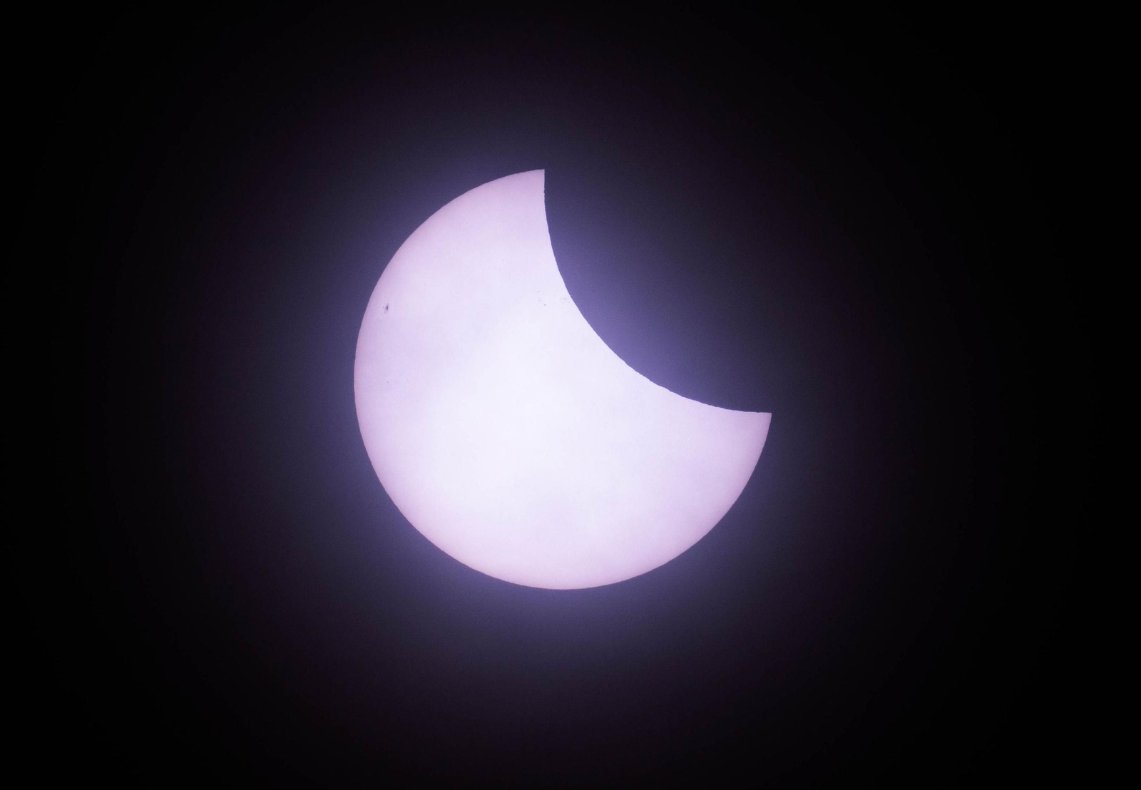 Las mejores imágenes del eclipse solar parcial que se ha podido ver desde Andalucía