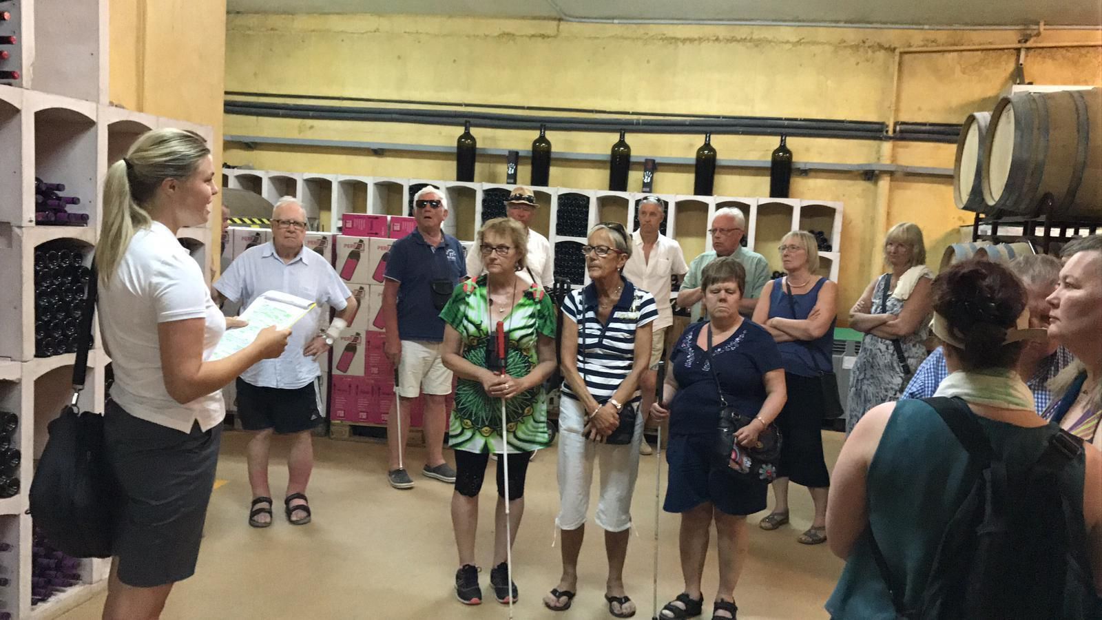 Una de las visitas turísticas, en este caso conociendo el interior de las bodegas, donde el vino envejece.