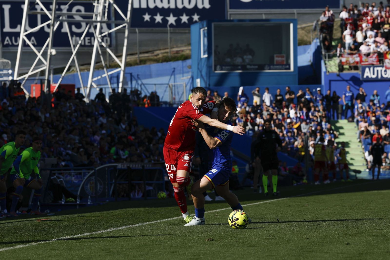 El belga Januzaj pelea con un rival en la banda derecha.