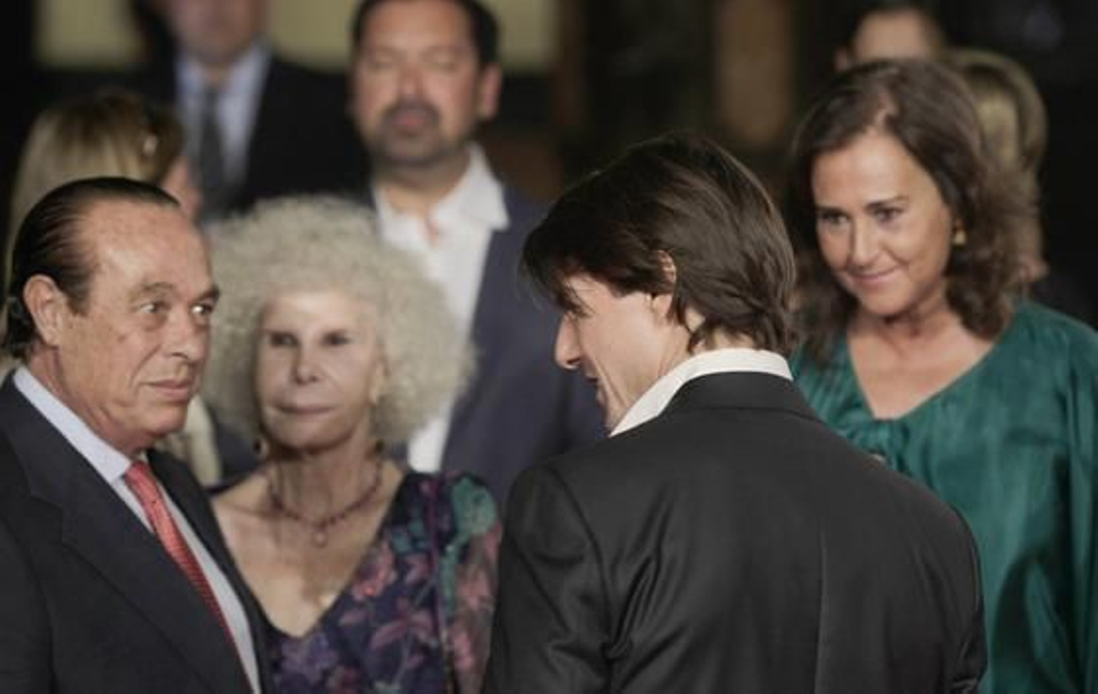 Curro Romero saluda a Tom Cruise en presencia de su esposa y de la duquesa de Alba.  Foto: Antonio Pizarro