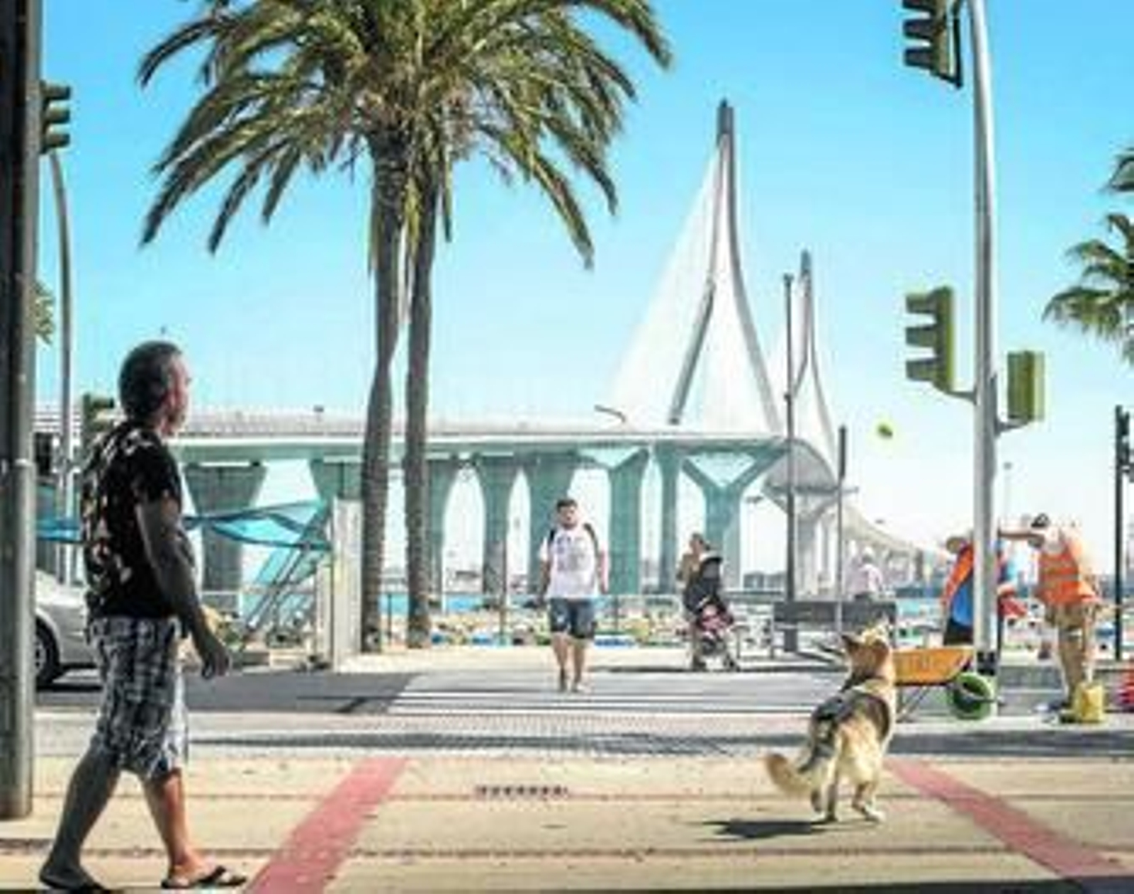 El puente de la Constitución de 1812 desde la barriada de La Paz, en Cádiz.