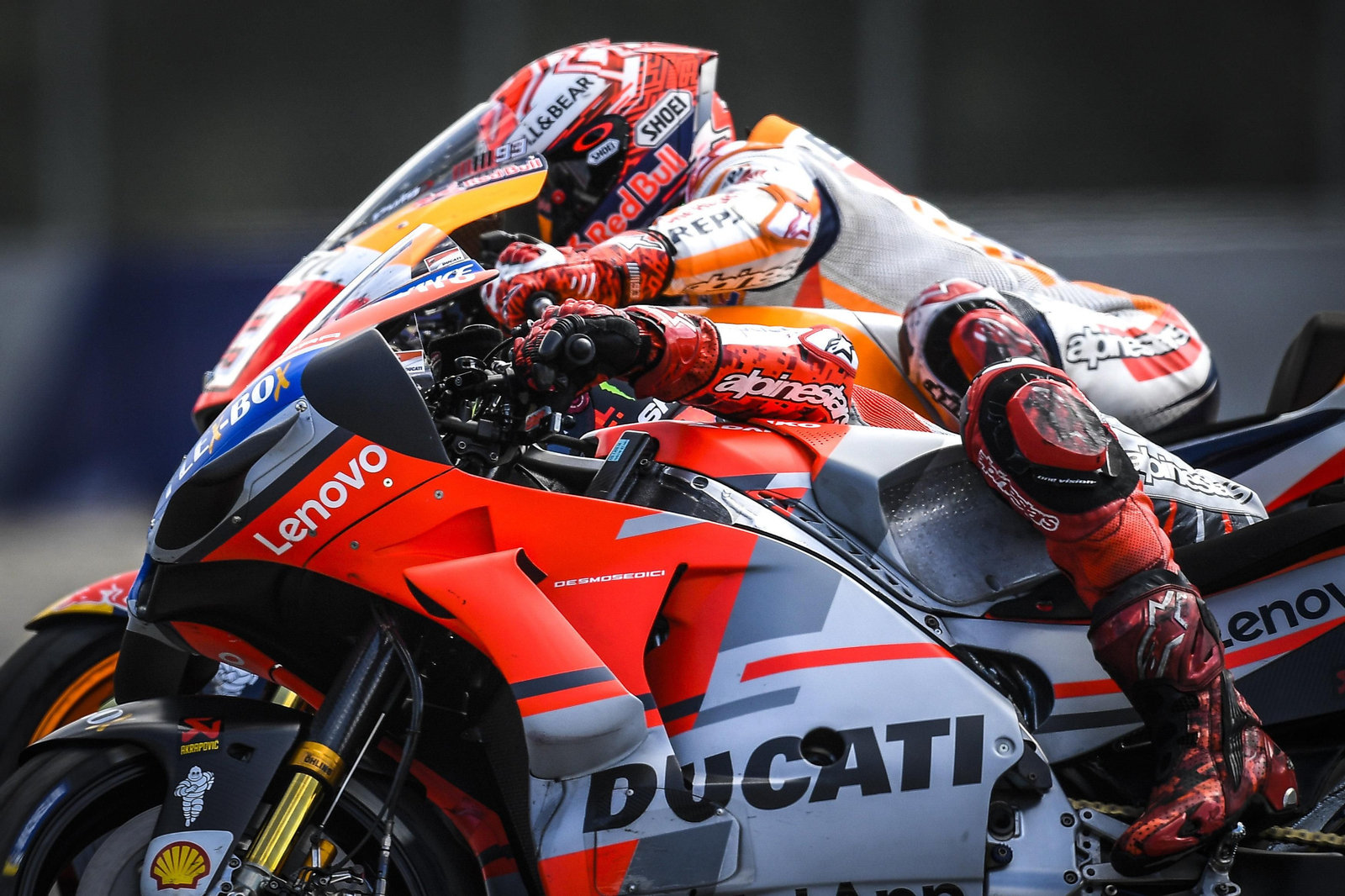 Marc Márquez y Jorge Lorenzo, acelerando codo a codo en el circuito Red Bull Ring-Spielberg durante el Gran Premio de Austria.