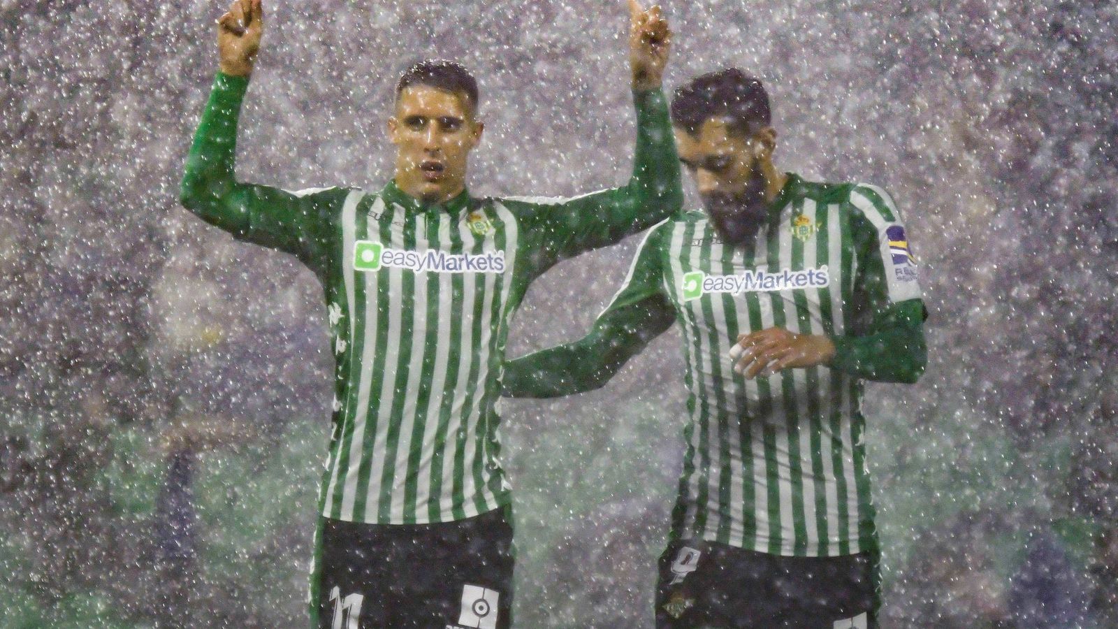 Tello celebra bajo la lluvia su gol al Antoniano en la Copa del Rey.