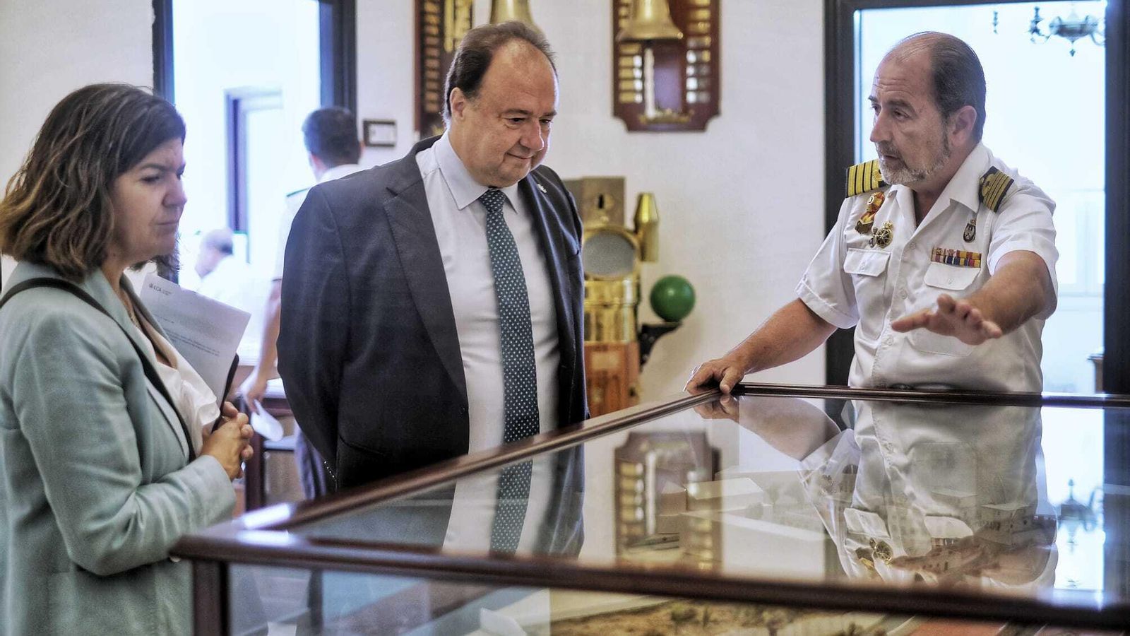 El director del Instituto Hidrográfico muestra y explica al rector y a la coordinadora del CEI-Mar sus funciones ante una maqueta de las instalaciones.