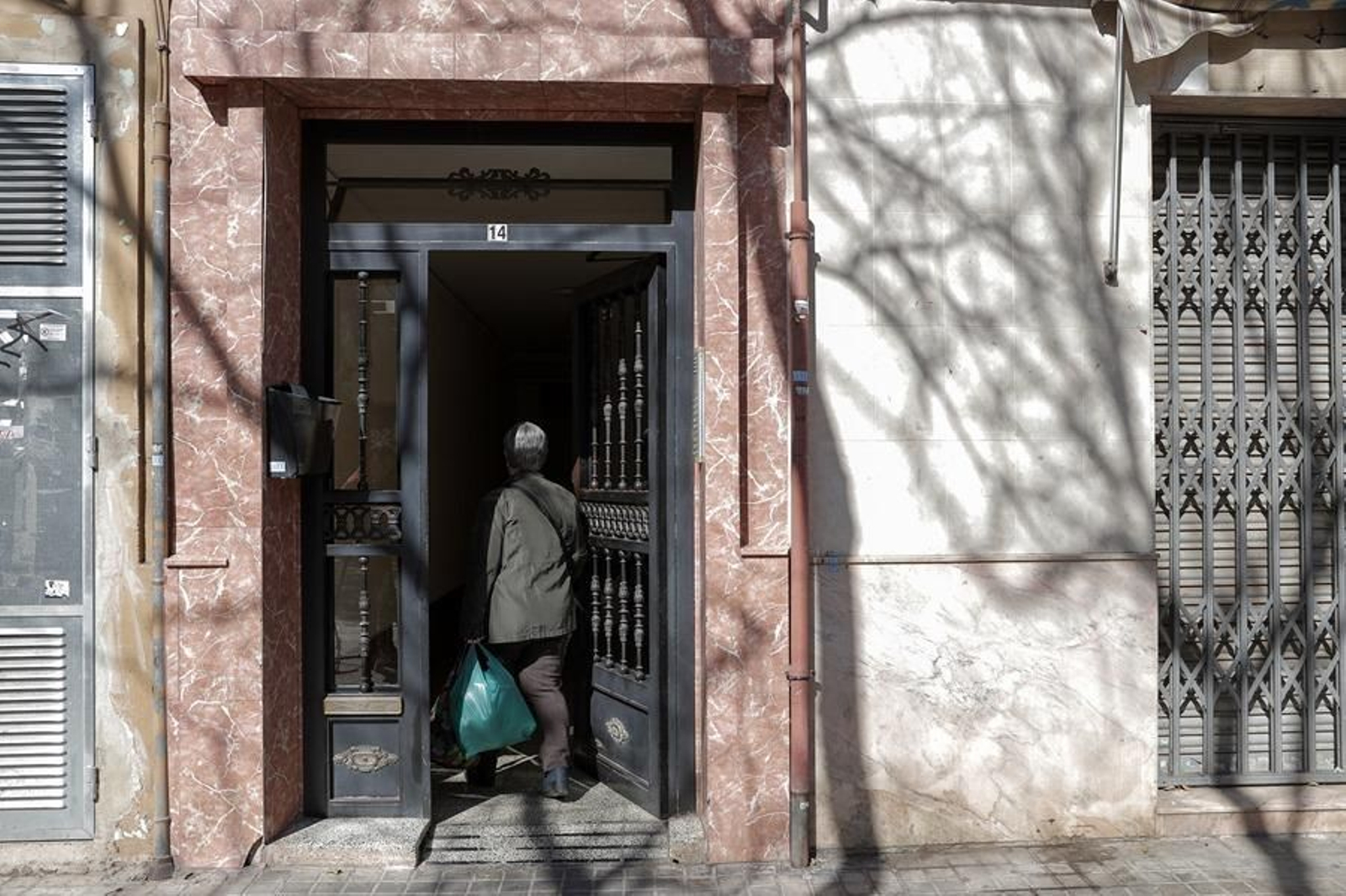 Portal del edificio en el que han ocurrido los hechos