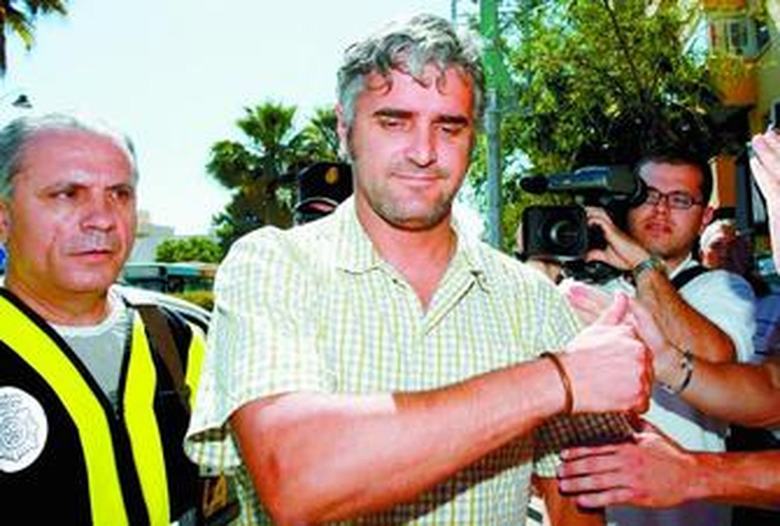 Un agente conduce a declarar al ingeniero técnico Javier Wittmeur, para quien se decreto prisión.