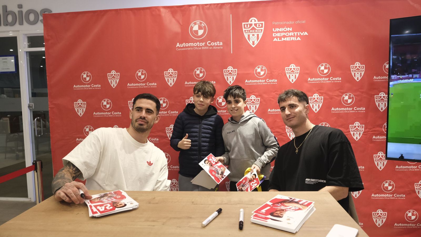 La firma de autógrafos de Jon Morcillo y Miguel de la Fuente en Automotor Costa BMW