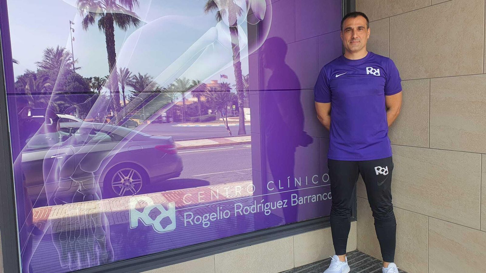 Roge, ante el escaparate de su clínica, frente al Castillo de Santa Ana.