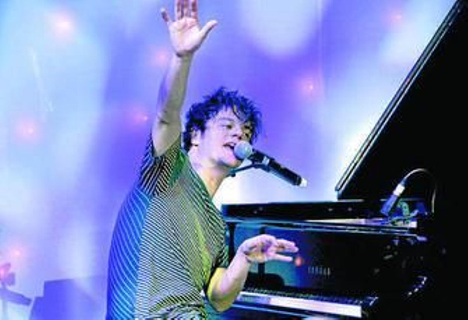 Cullum anima al respetable desde el piano.