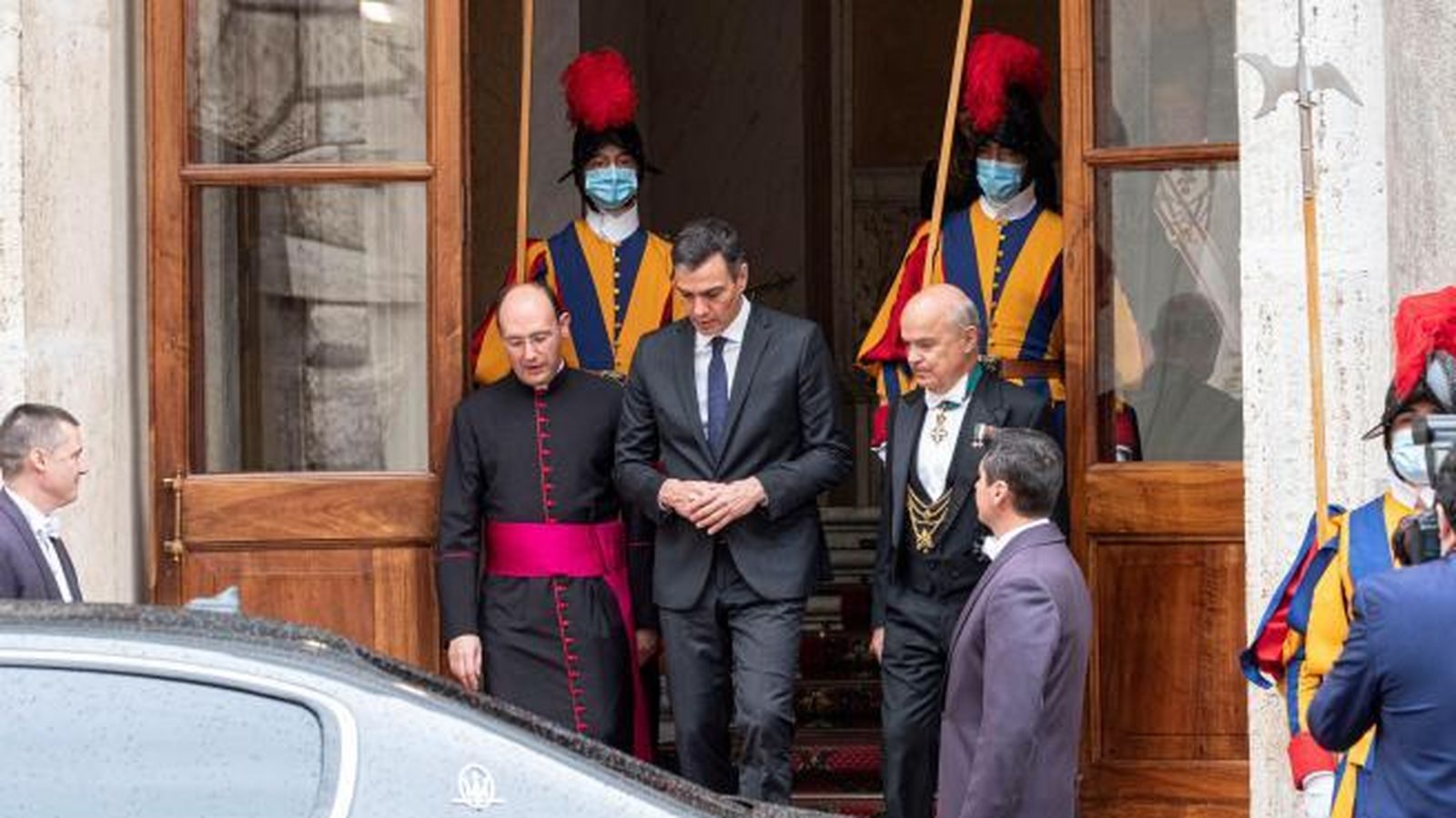 Juan Antonio Cruz junto al presidente del Gobierno, Pedro Sánchez, en la recepción del Papa.