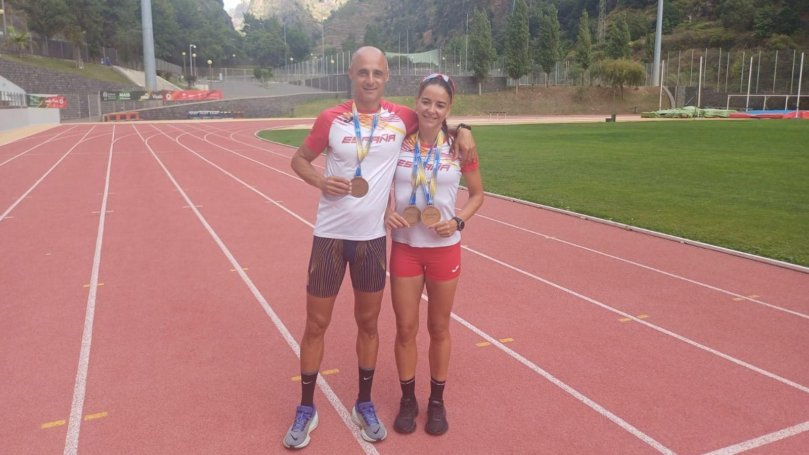 Sergio Morales y Estefanía Solís, con sus medallas.