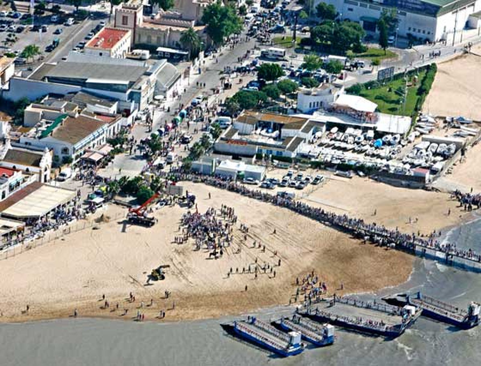 Vista aérea de la playa sanluqueña de Bajo de Guía durante el embarque de la Hermandad de Jerez.

Foto: Juan Carlos Toro