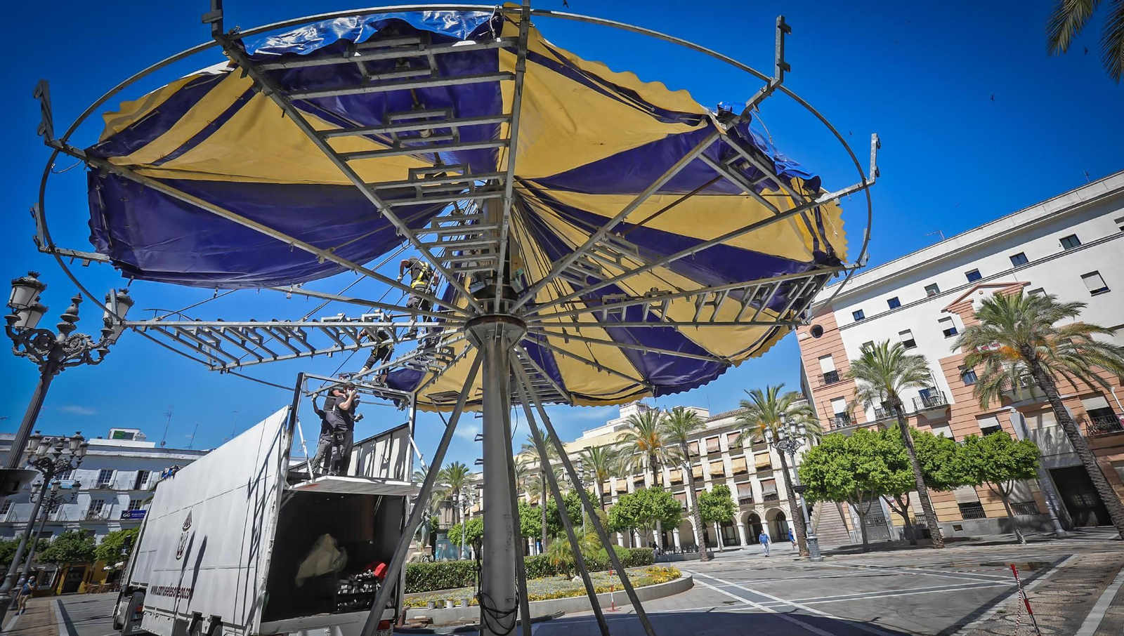 Inicio ayer del montaje del Carrusel en la Plaza del Arenal.