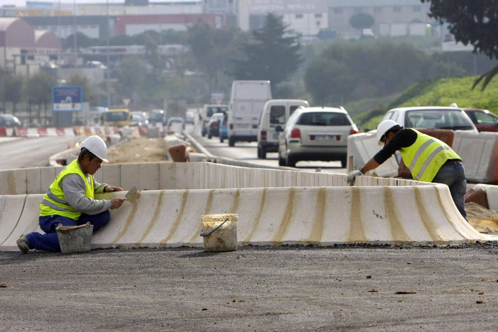 Obras en una rotonda en Chiclana Obras en una rotonda en Chiclana
