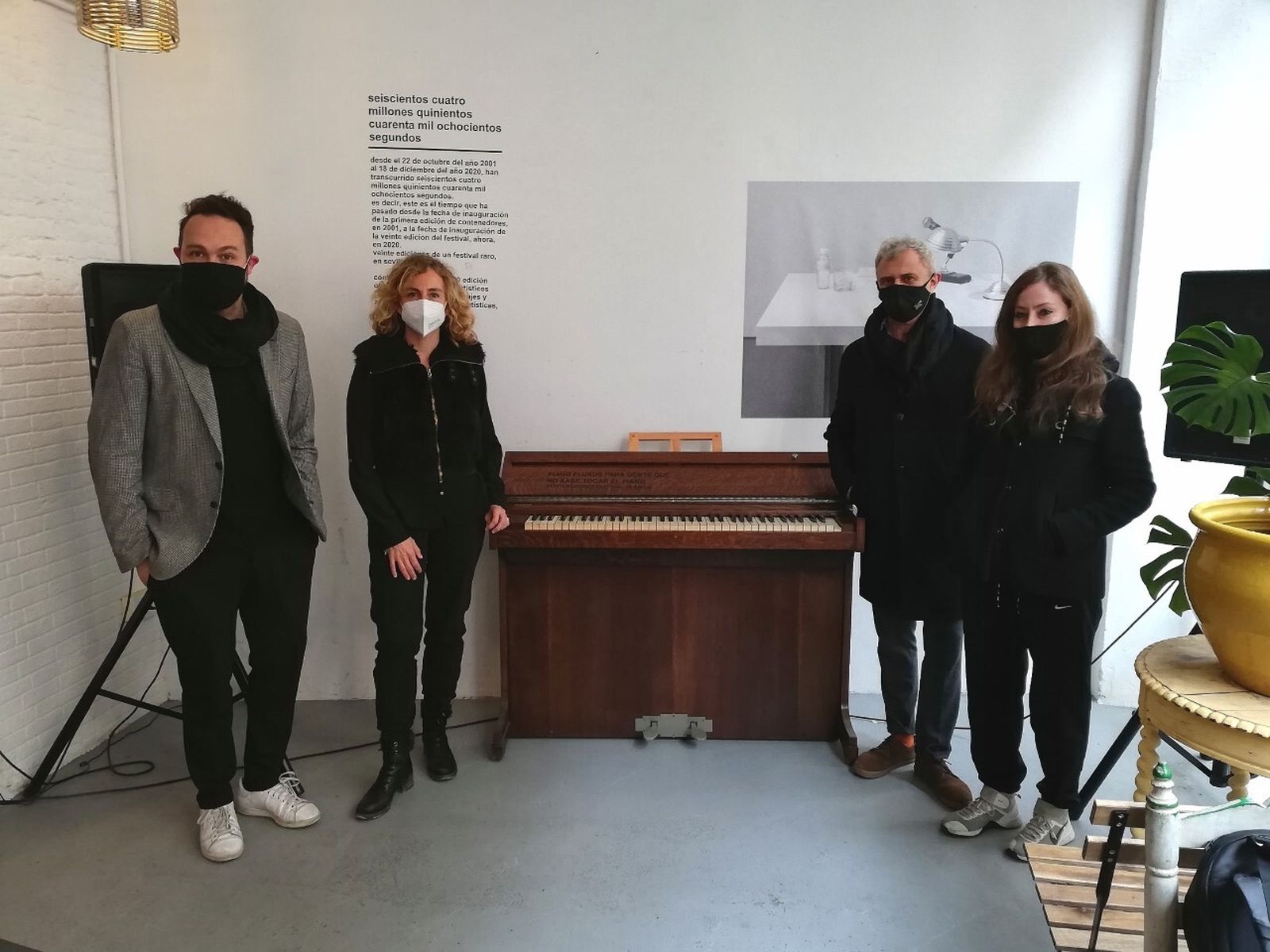 Javier Martínez, Isabel Ojeda, Rubén Barroso y Cristina Hall, con un piano Fluxus en Gallo Rojo.